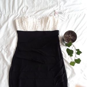 Body Hugging Sweetheart Neckline Dress